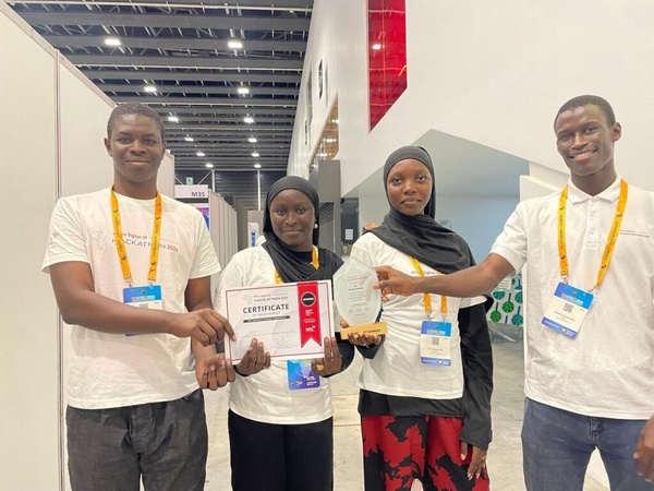 Innovation technologique : des étudiants sénégalais remportent le 1ᵉʳ prix du Hackathon ID4Africa 2026 à Abidjan Innovation technologique : des étudiants sénégalais remportent le 1ᵉʳ prix du Hackathon ID4Africa 2026 à Abidjan