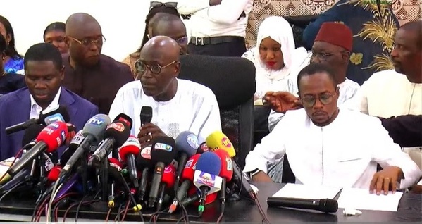 Sénégal : l’APR rejette la révision constitutionnelle envisagée et exige un référendum Sénégal : l’APR rejette la révision constitutionnelle envisagée et exige un référendum