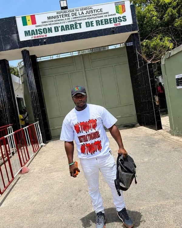 Assane Guèye « Azoura Fall » retrouve la liberté après avoir purgé sa peine d’un mois ferme