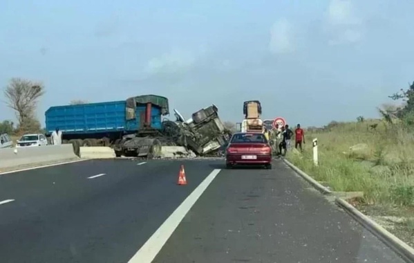 Autoroute à péage : Un véhicule du convoi de Sonko impliqué dans un accident Autoroute à péage : Un véhicule du convoi de Sonko impliqué dans un accident
