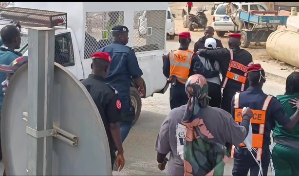 Keur Massar : une randonnée de militants de Pastef dégénère en affrontements à Jaxaay, plusieurs arrestations
