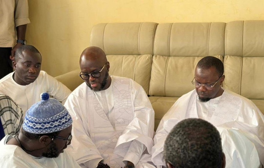 Touba en deuil : Ousmane Sonko présente ses condoléances après le décès de Serigne Cheikh Saliou Mbacké