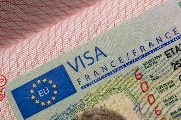 Rendez-vous payants, refus massifs : la colère monte contre le système des visas